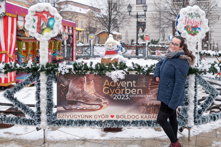 A győri adventi vásárban hangolódtak az Egyetem magyar és nemzetközi hallgatói