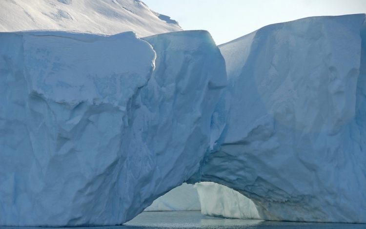 Reped az Antarktisz jege - hatalmas jéghegy készül leválni