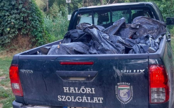 A holtág partján rakta le a szemetét, a horgászokkal is kiszúrt