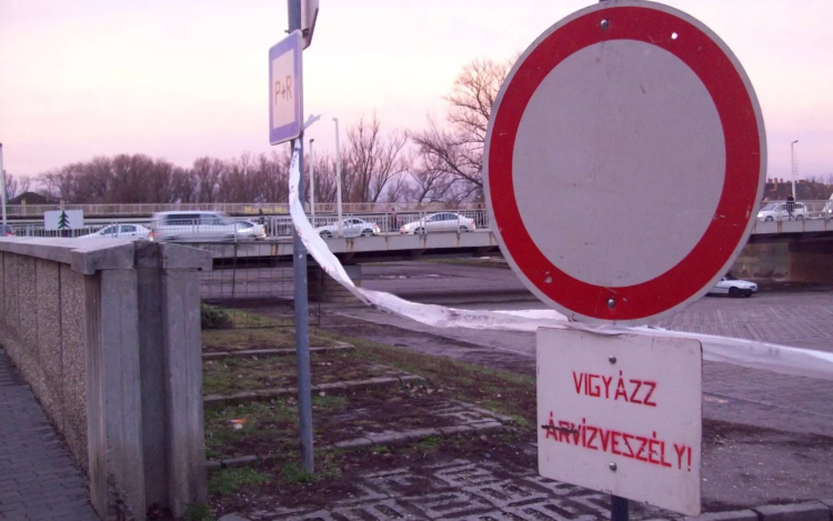 Lezárják a Petőfi híd alatti parkolót