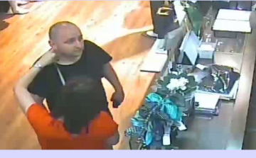 Autóból lopott táskát, a benne lévő bankkártyával vásárolni ment