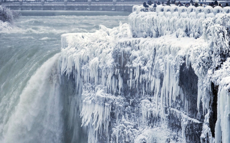Mesés látványt nyújt a befagyott Niagara
