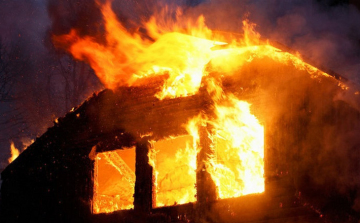 Kigyulladt egy lakás Budapesten- Több mint 70 embert menekítettek ki éjszaka az épületből