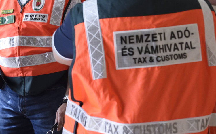 Túlsúllyal és ismeretlen eredetű alkohollal bukott le a román sofőr