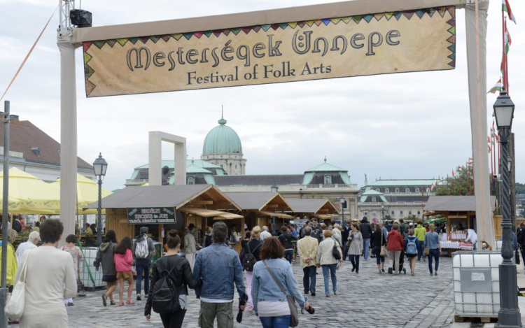 Augusztus 20. - Böjte Csaba áldja meg ma az új kenyeret a Mesterségek Ünnepén