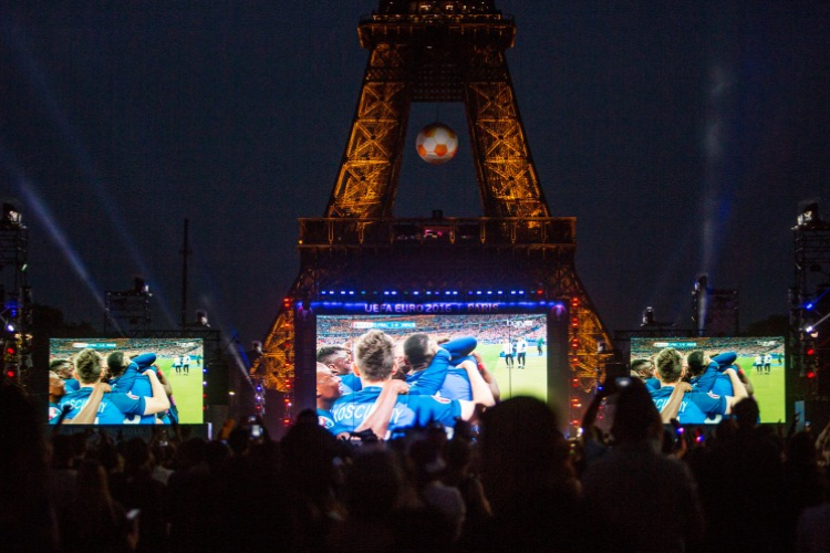 Bezár az Eiffel-torony