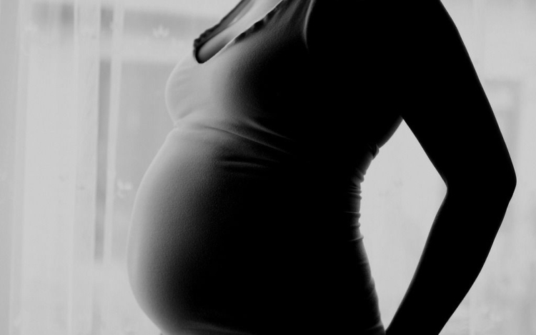 16 éves fiútól terhes a 35 éves családanya