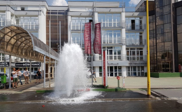 Ömlik egy tűzcsapból a víz Budán