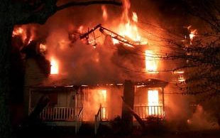 Leégett egy családi ház Péren