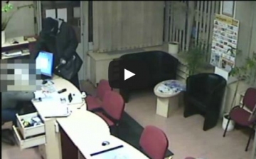 Így rabolták ki a győri utazási irodát - Videóval 
