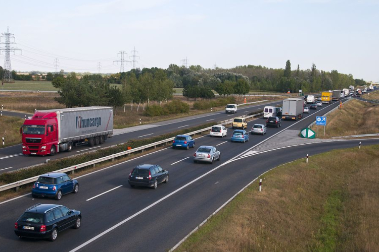 Tömegkarambol az M1-esen, lezárták az autópályát