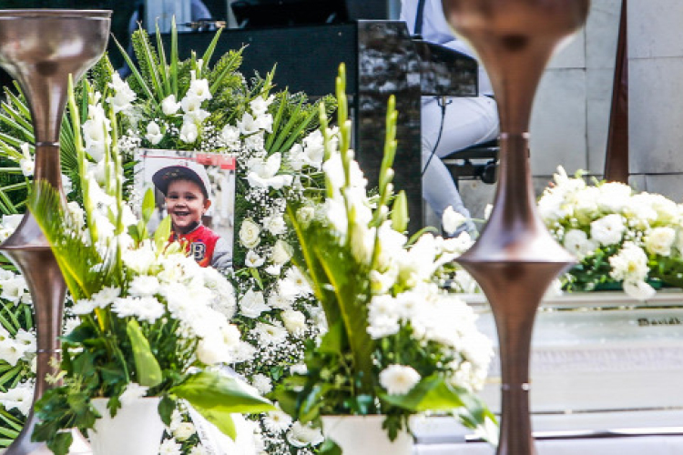 Többször is rosszul lett a temetésen L.L. Junior kisfiának édesanyja és a nagymama