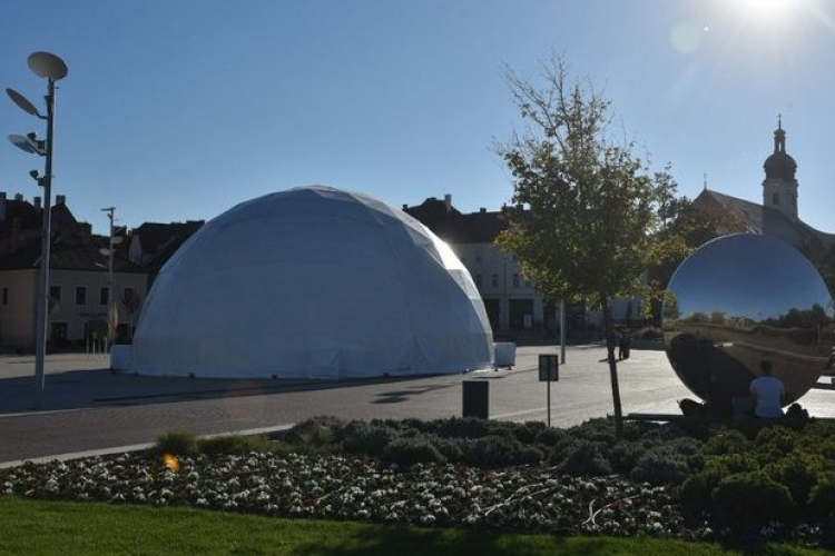 Egyedülálló gömbsátor nyílt Győrben 