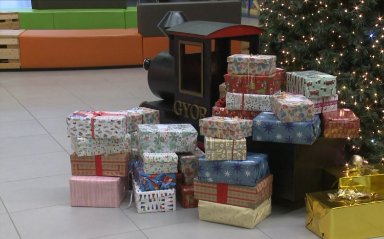 Szeretet cipősdobozokba csomagolva