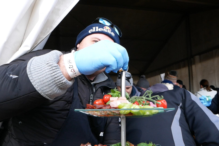 Kolbásztöltő verseny Écsen