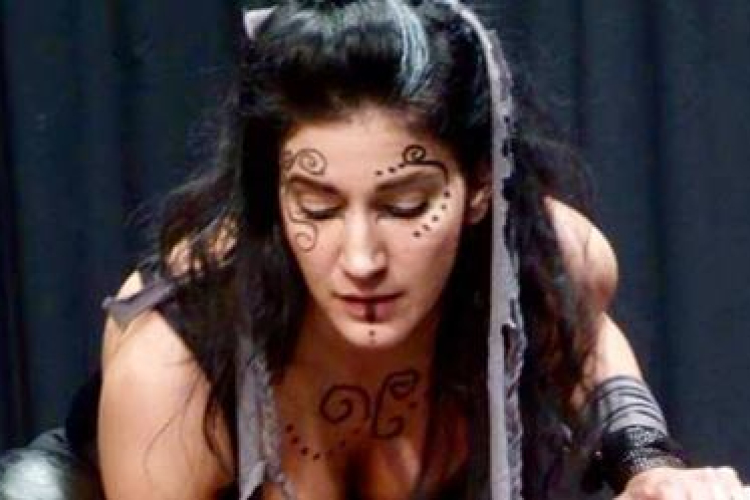 Forró ágyjelenetet forgatott a brit színésszel a Jóban Rosszban gyönyörű színésznője