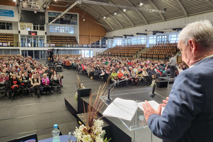 A Vill-Korr történetét mutatta be Gasztonyi László a nyugdíjasegyetem nyitó előadásán