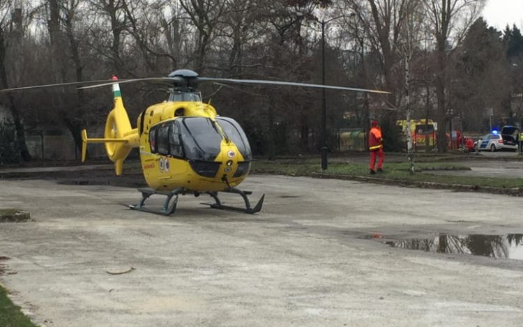 Mentőhelikopter szállt le a Balatonnál a tavaszi télben