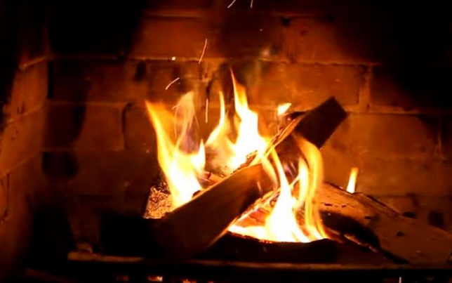 Lehet, hogy Nálad is megjelenik a kandalló a TV-n