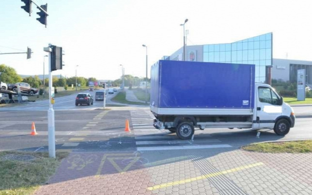 Elütöttek egy 15 éves lányt Tatabányán mobilozás közben