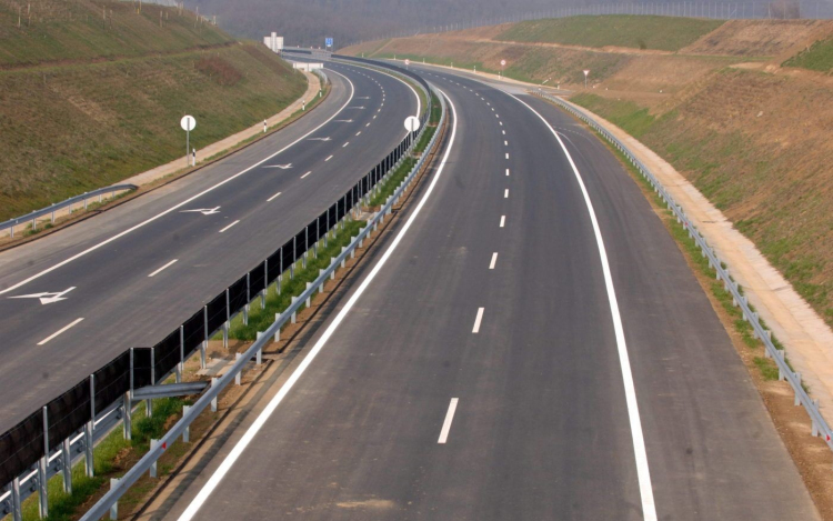 Így kell használni a 83-as főút lámpás csomópontjait