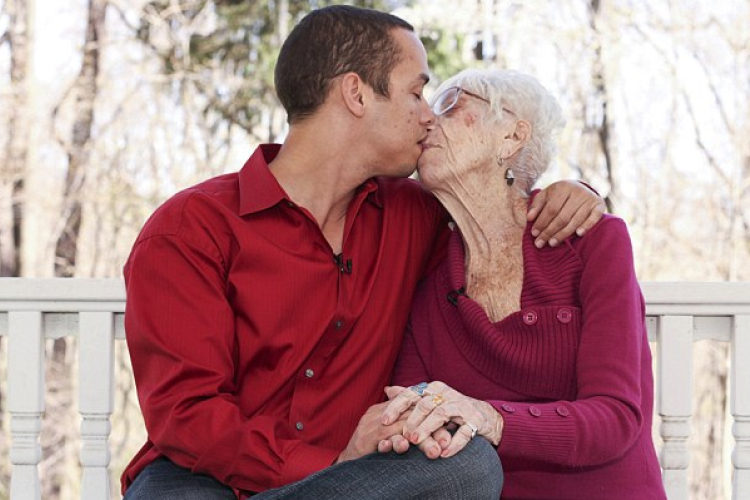 60 évvel idősebb nővel van viszonya