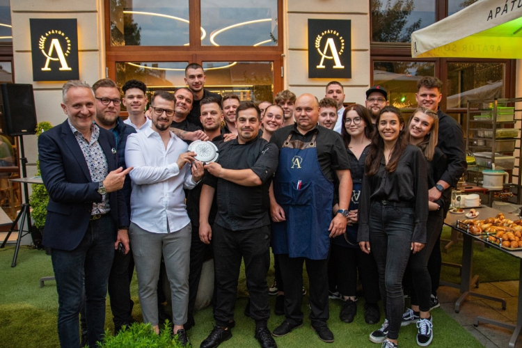 Pezsgők nagykövete lett a Széchenyi István Egyetem és a győri bencés perjelség Apátúr Sörháza