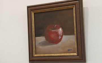 Az almától… – Ménfőcsanaki művész kiállítása