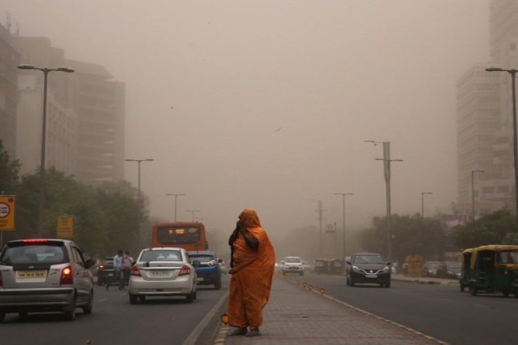 77 ember halt meg egy homokviharban