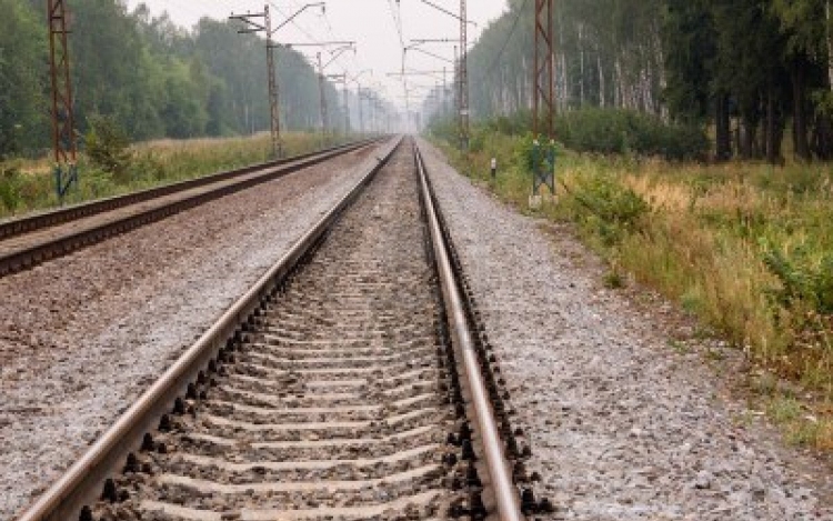 Vonat gázolt el egy asszonyt Győrnél