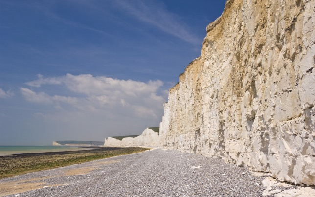 Apát gyerekeivel a parton, anyát a lakásában gyilkolták meg