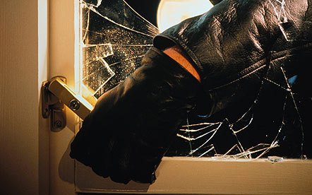 Vádemelési javaslat - Családi házakba törtek be Öttevényen 