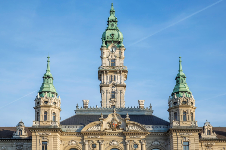 Régi, ismerős zene szól…