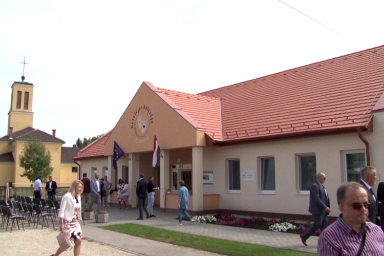 Átadták a bölcsődét Kisbajcson