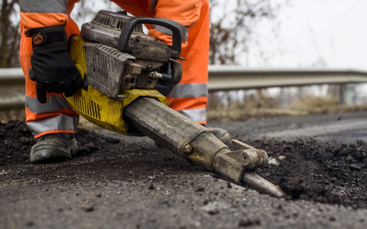 Hétfőtől aszfaltozási munkák kezdődnek a győri Széchenyi hídon