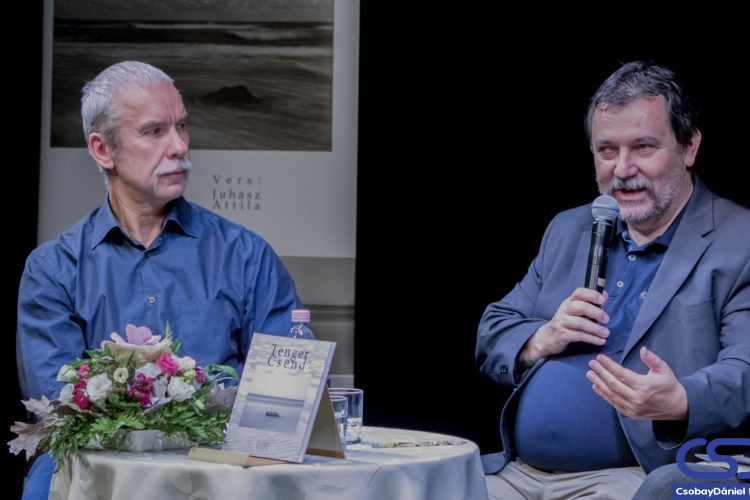 Tengercsend a Kisfaludy Teremben