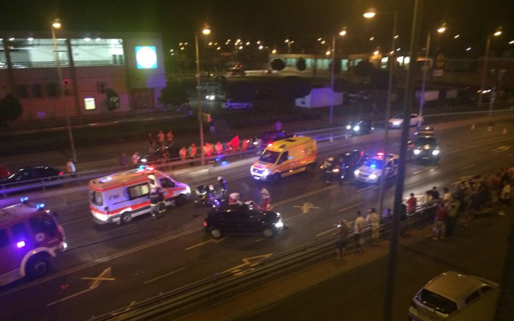 Autó alá csúszott egy motoros Győrben 