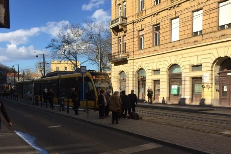 Szörnyű baleset történt Budapesten - Leállt a 4-es és a 6-os villamos is