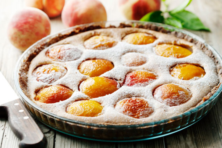 Egyszerű és ellenállhatatlan bögrés barackos pite