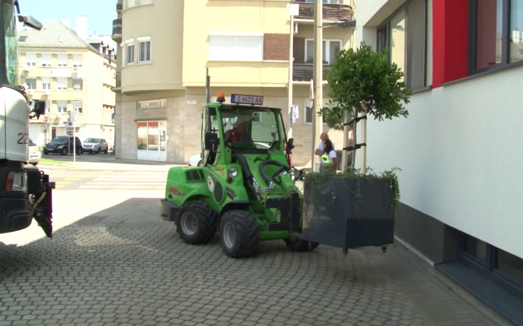 A tűzoltóság elé is jutott a virágládákból