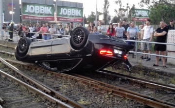 Szörnyű baleset: Hatalmasat repült az Audi, majd a vonatsíneken fejreállt