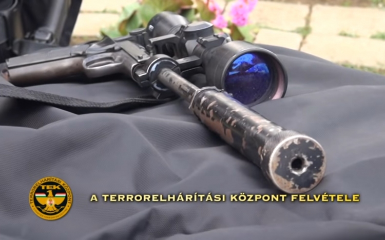 TEK-rajtaütés: fegyvereket foglaltak le Kóspallagon - VIDEÓVAL