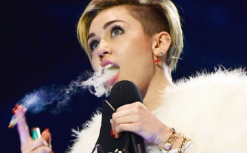 Miley Cyrus marihuánás cigarettát szívott a színpadon