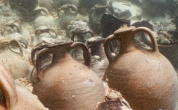 2000 éves amforákat találtak a tenger mélyén 
