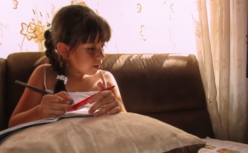 Miért örüljünk, ha gyerekünk naplót ír és rágózik közben? 