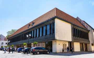 Keresik a vállalkozót a győri MCC központ felújításához