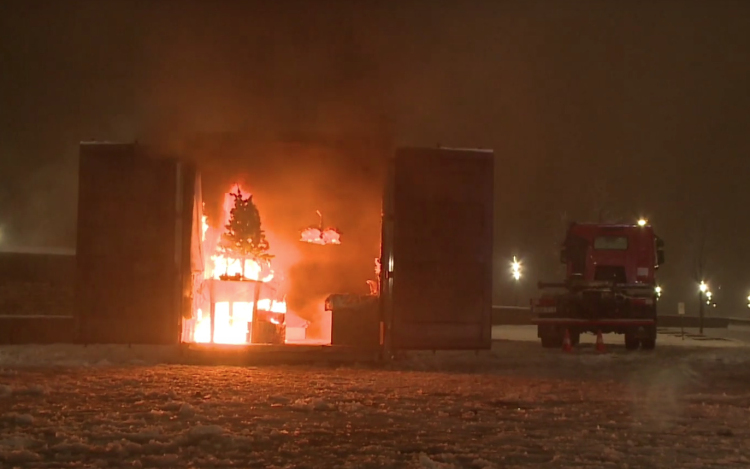 Még ilyet? Tűzoltók gyűjtották fel a karácsonyfát!!