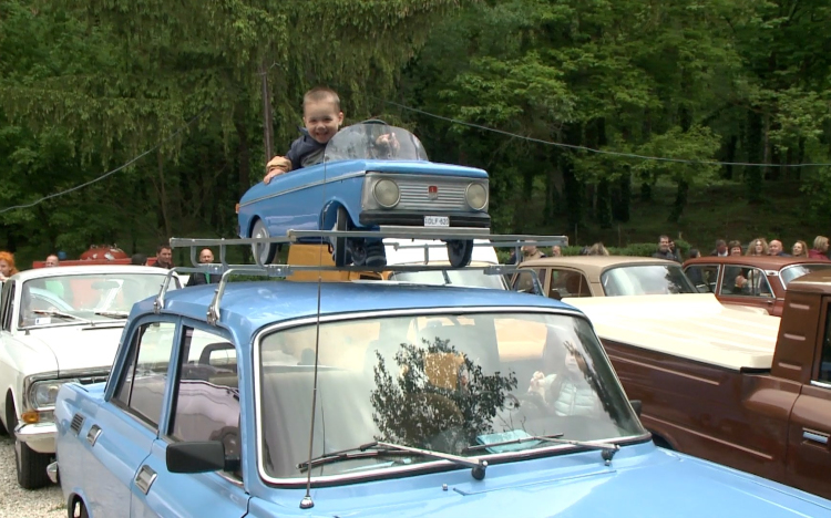 Moszkvicsok lepték el a tényői bunker udvarát