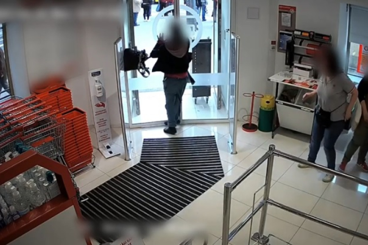 Futva menekült a tolvajnő, de az ajtó megállította - VIDEÓ