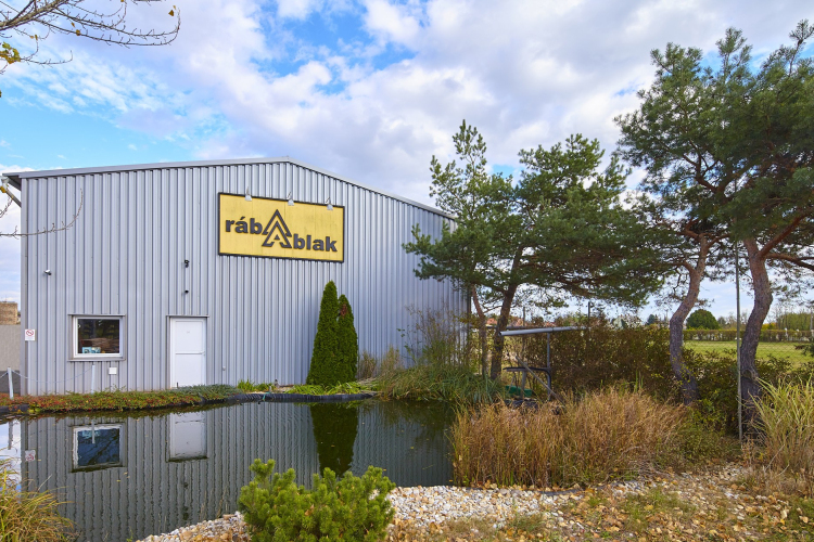 Rábaablak’ 93 Kft- Hosszútávú értékek a fa nyílászárók világában!